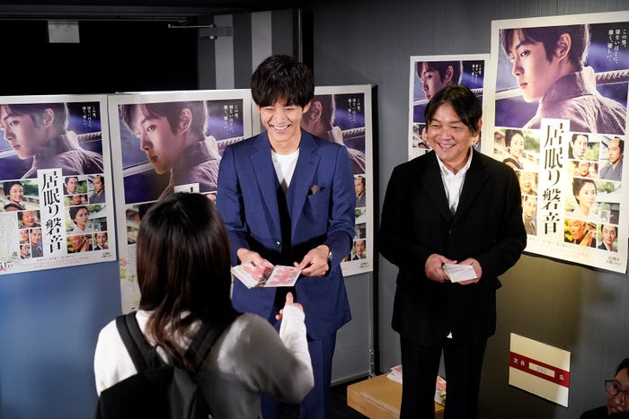 (左から)松坂桃李、本木克英監督(提供写真)