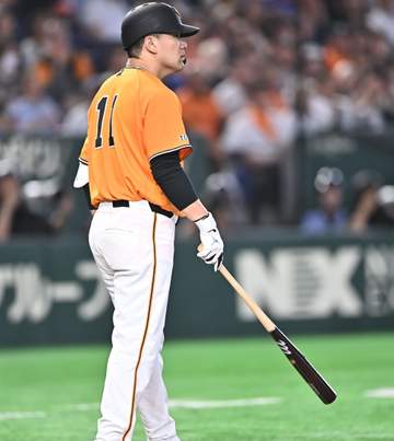 巨人・田中将が打席で「おーい！」と鬼の形相 バントの構えで152キロが頭上通過 場内騒然 相手投手に怒、にらみつける