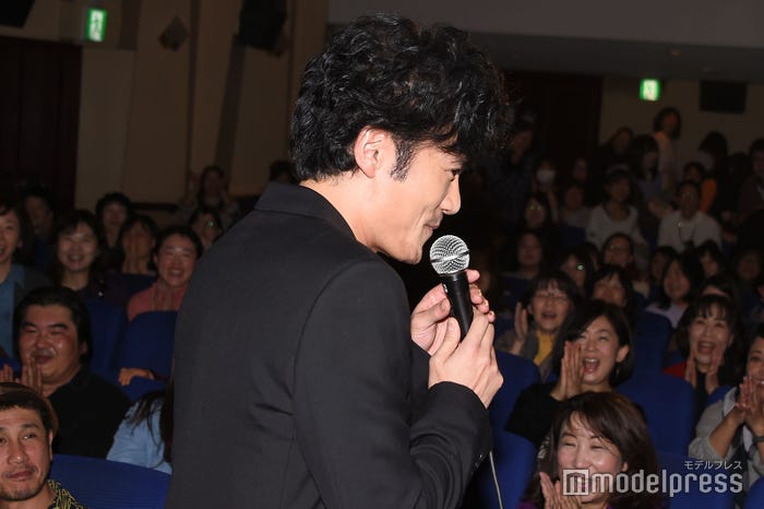 観客に挨拶する稲垣吾郎 (C)モデルプレス