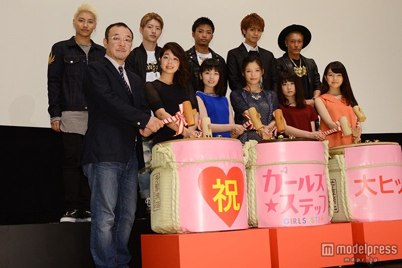 （前列左から）川村泰祐監督、秋月三佳、小芝風花、石井杏奈、小野花梨、上原実矩（後列左から）GENERATIONS from EXILE TRIBEの小森隼、佐野玲於、数原龍友、片寄涼太、中務裕太