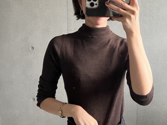 ユニクロのエクストラファインメリノリブタートルネックセーターの襟を内側に織り込んで短くしたところ