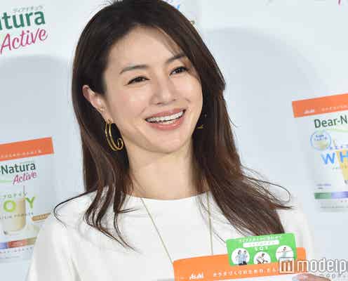 井川遥、色白美脚際立つショーパン姿披露「真っ直ぐで綺麗」「憧れ」の声