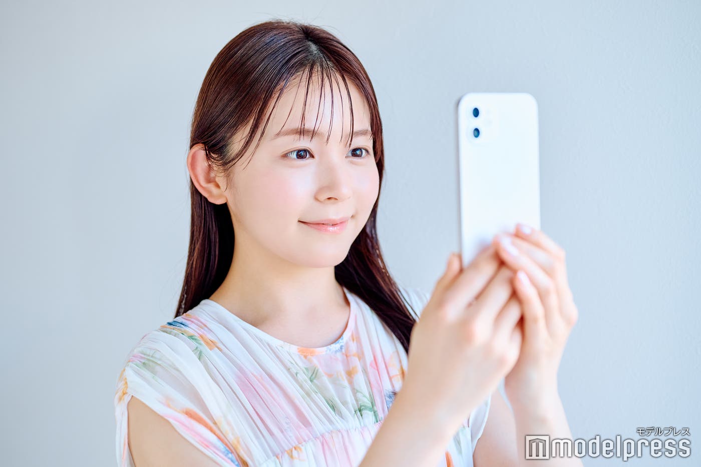 すっぴんで撮影するだけ(C)モデルプレス