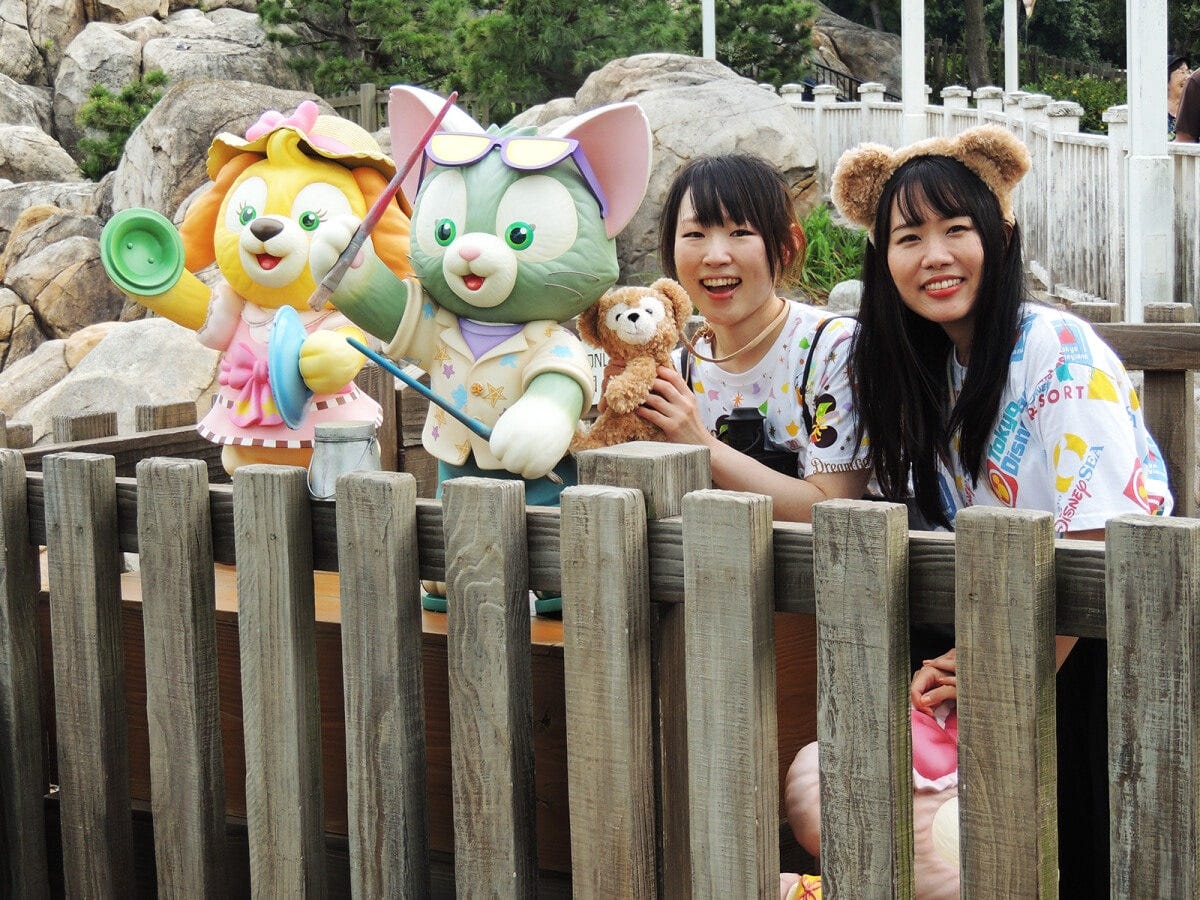 クッキー・アンとジェラトーニと一緒に。実は柵の向こうにはリーナ・ベルもいます