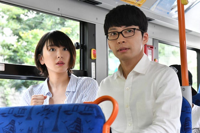新垣結衣、星野源「逃げるは恥だが役に立つ」第1話・場面カット(C)TBS