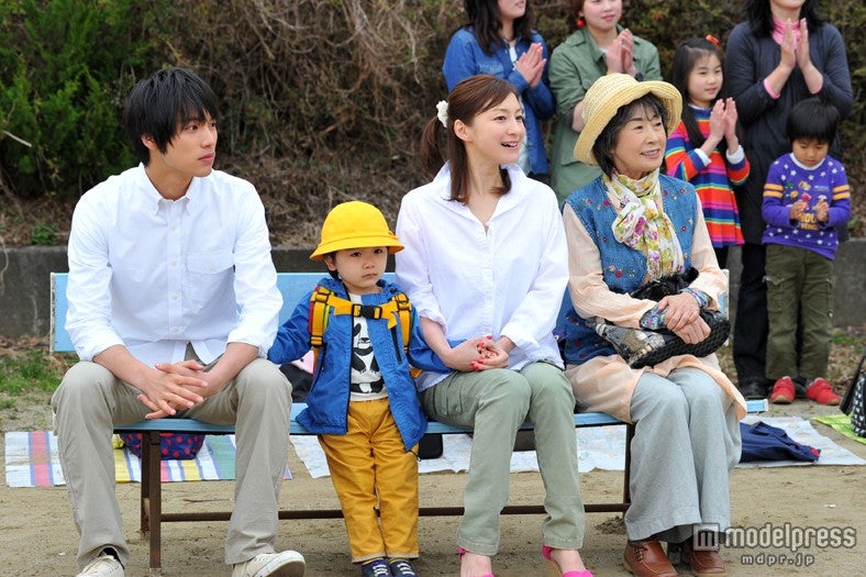 左から福士蒼汰、五十嵐陽向、広末涼子、吉村和子／ドラマ「スターマン・この星の恋」