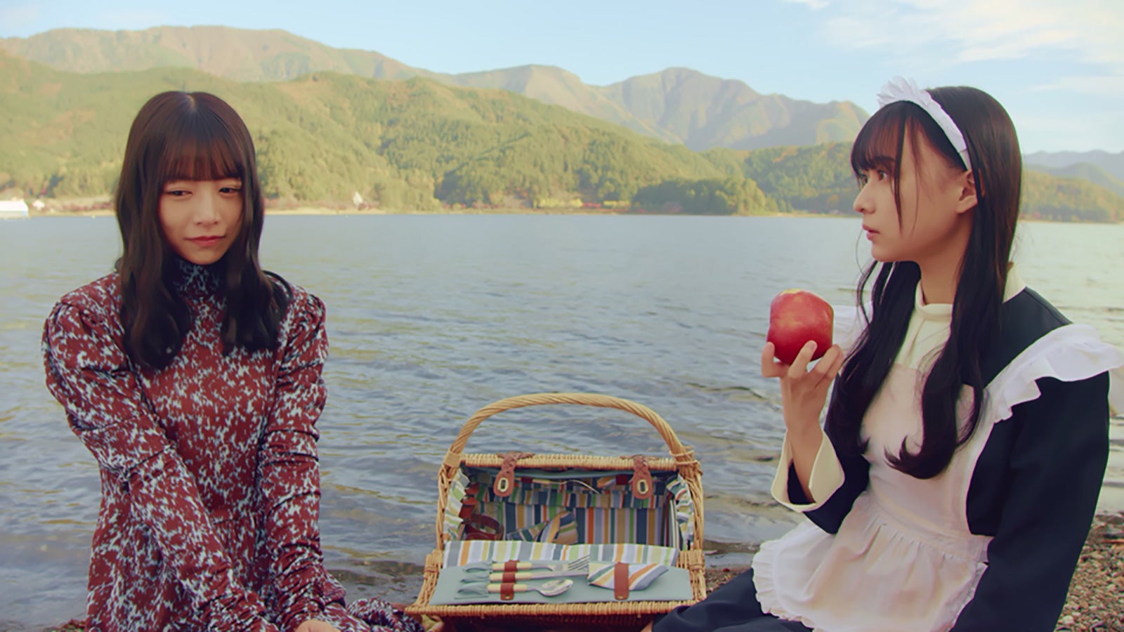 北野日奈子、鈴木絢音／乃木坂46「口ほどにもないKISS」MVより（提供写真）