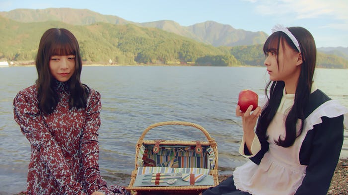 北野日奈子、鈴木絢音/乃木坂46「口ほどにもないKISS」MVより(提供写真)