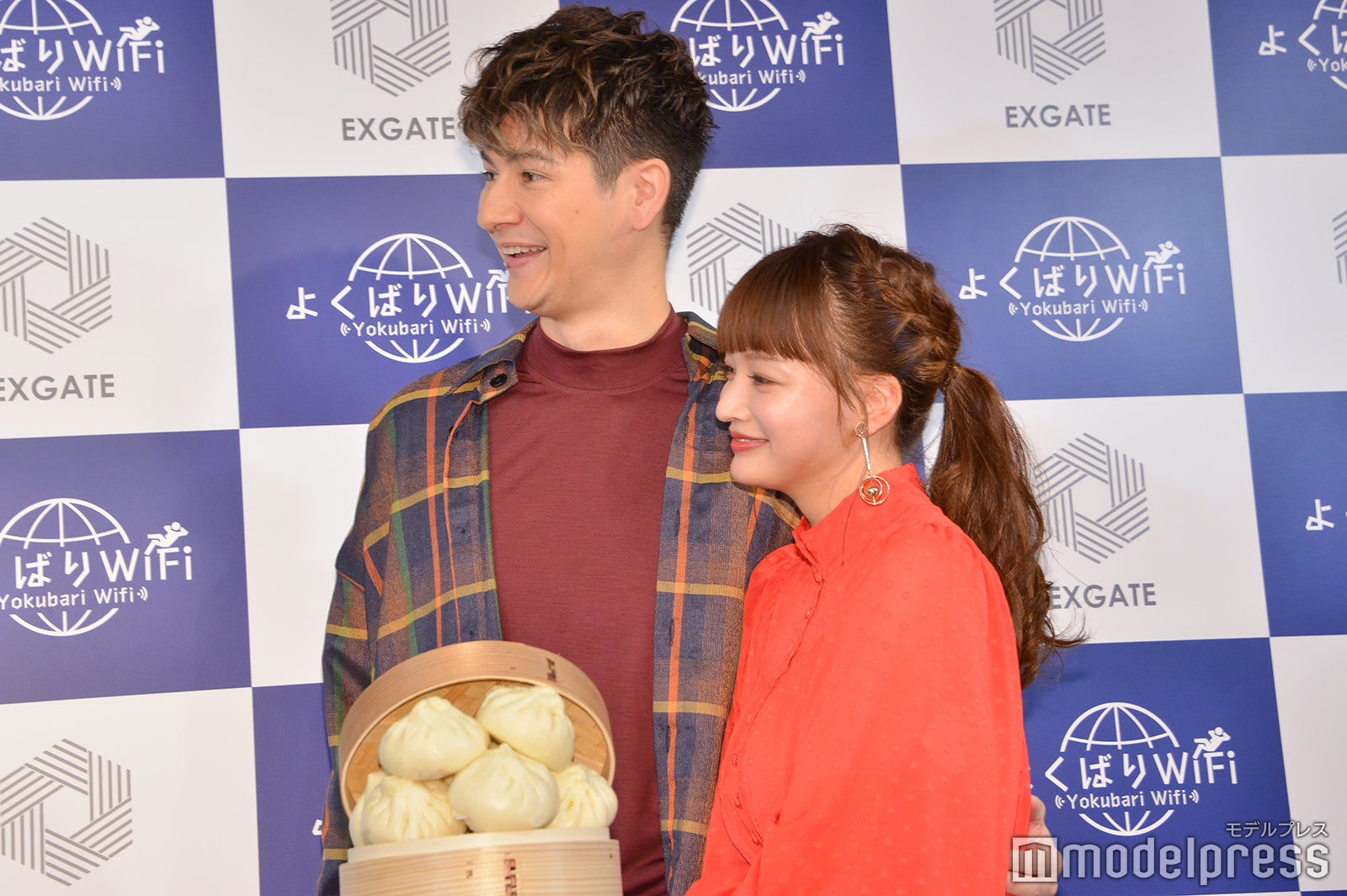 （左から）JOY、わたなべ麻衣（C）モデルプレス