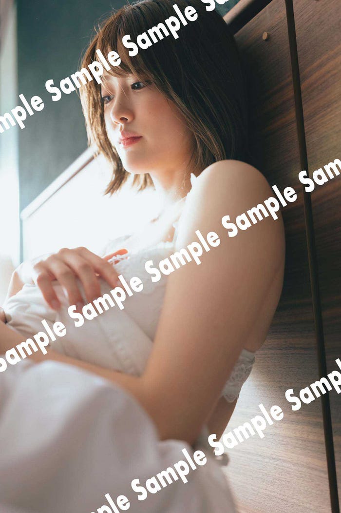 紀伊國屋書店 新宿本店 ホテルの部屋で⽩いランジェリーを身に纏ったひなちま/樋口日奈/撮影:前康輔(画像提供:光文社)