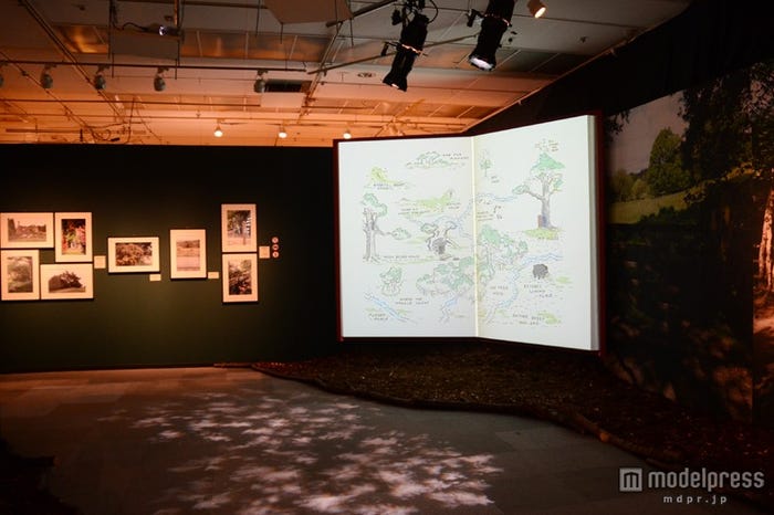入り口を抜けると100エーカーの森を再現/「くまのプーさん展 WINNIE THE POOH EXHIBITION」(C)Disney