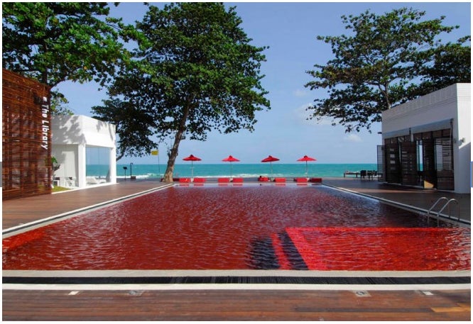 “真っ赤なプール”で泳いでみたい、驚きのデザインホテルで特別感溢れるタイ旅行を