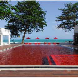 “真っ赤なプール”で泳いでみたい、驚きのデザインホテルで特別感溢れるタイ旅行を