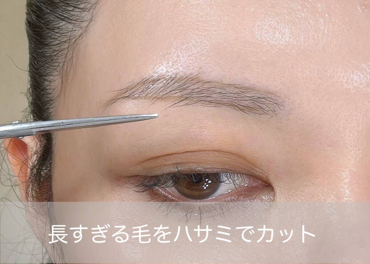 長すぎる眉毛をハサミで少しずつカットして整える様子