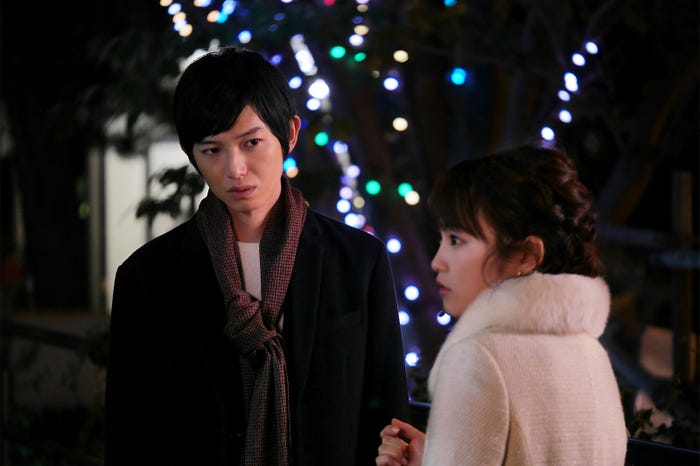 本郷奏多、川栄李奈 (C)フジテレビ