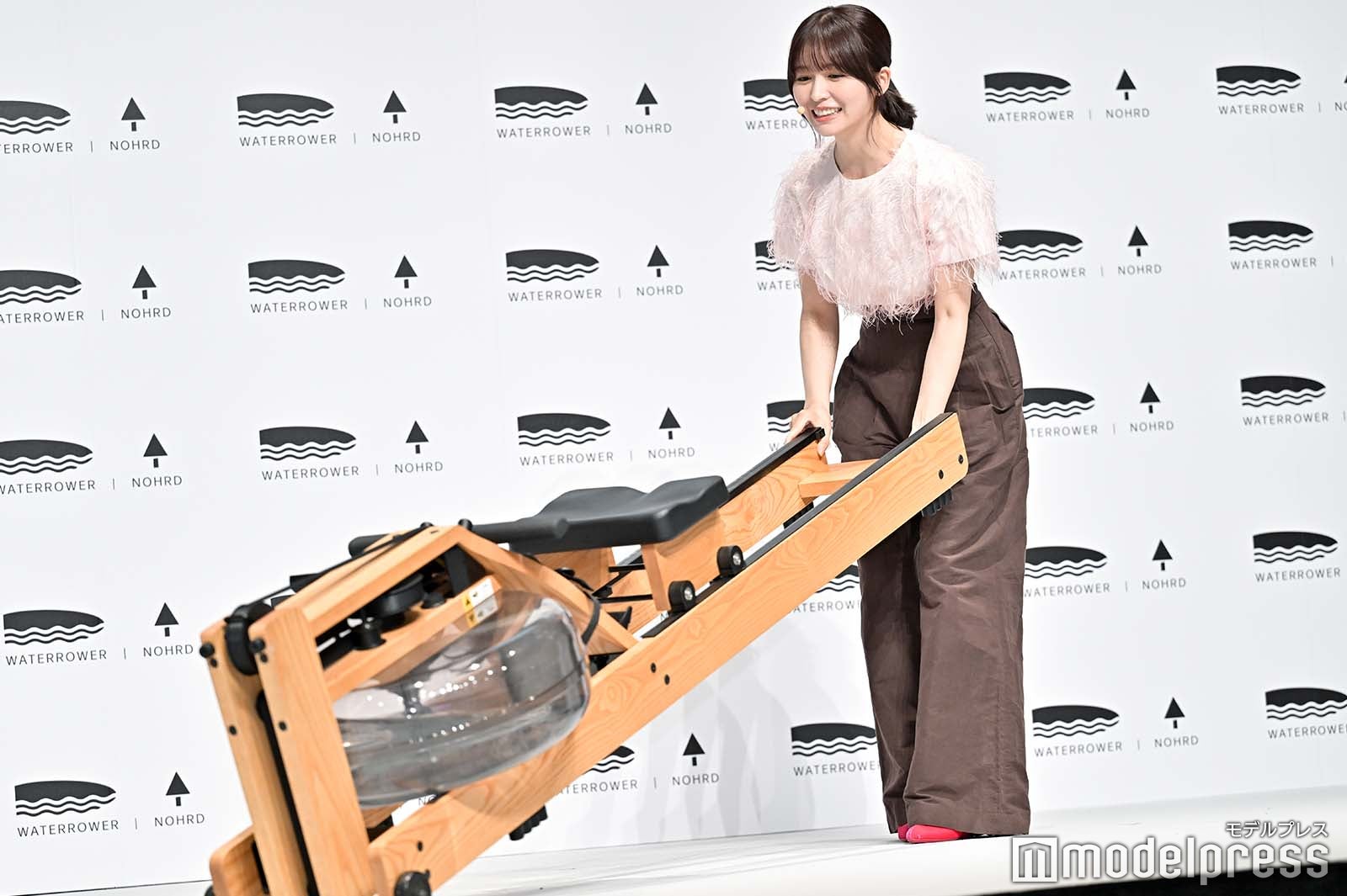 フィットネスマシンを運ぶ長濱ねる（C）モデルプレス