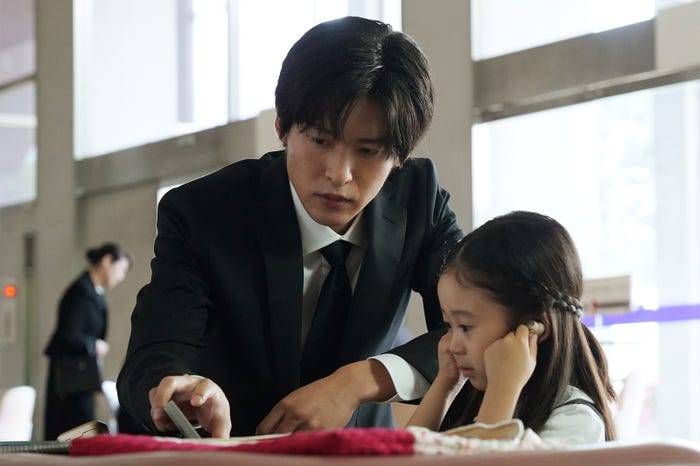 目黒蓮、泉谷星奈「海のはじまり」第1話より(C)フジテレビ