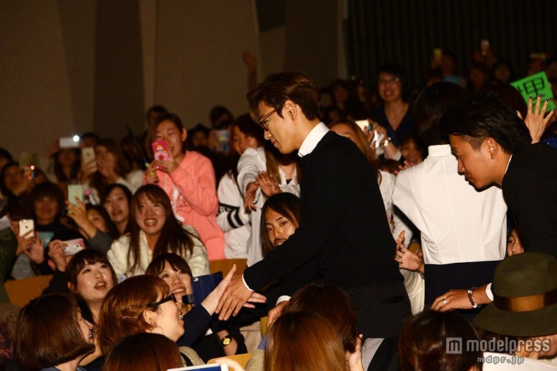 ファンと握手するチェ・スンヒョン（T.O.P from BIGBANG）