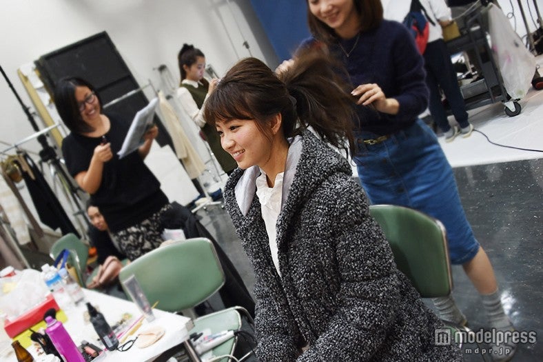 ヘアメイク中はリラックス／岡崎紗絵