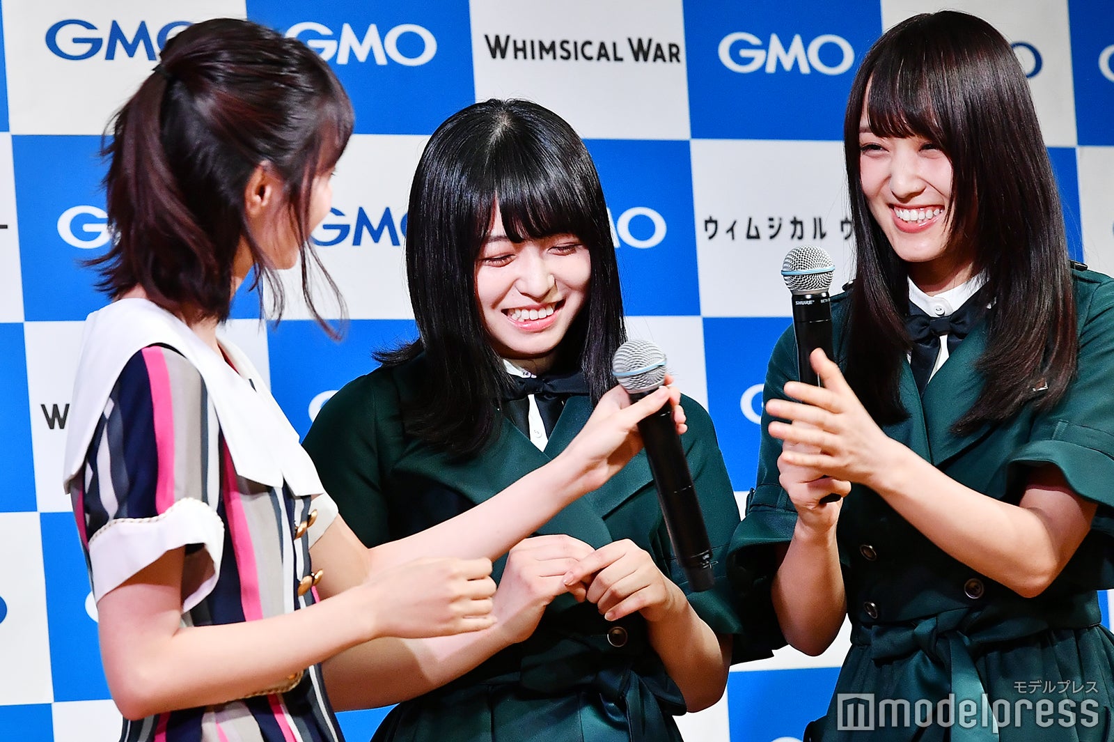 マイクトラブルに迅速に対応する西野七瀬（C）モデルプレス