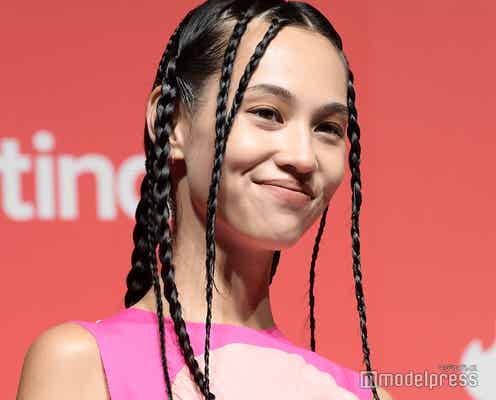 水原希子、個性派三つ編みヘアで登場 コロナ禍での変化明かす「家族の絆は深まった」