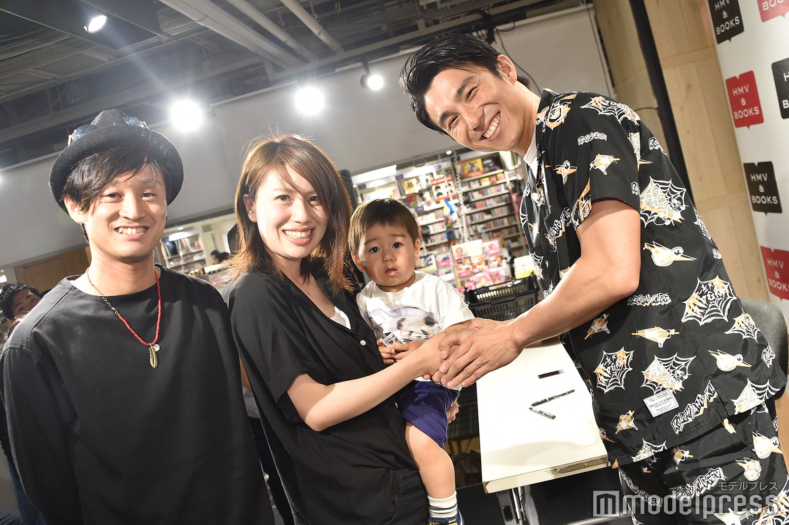 ファンと交流する中尾明慶