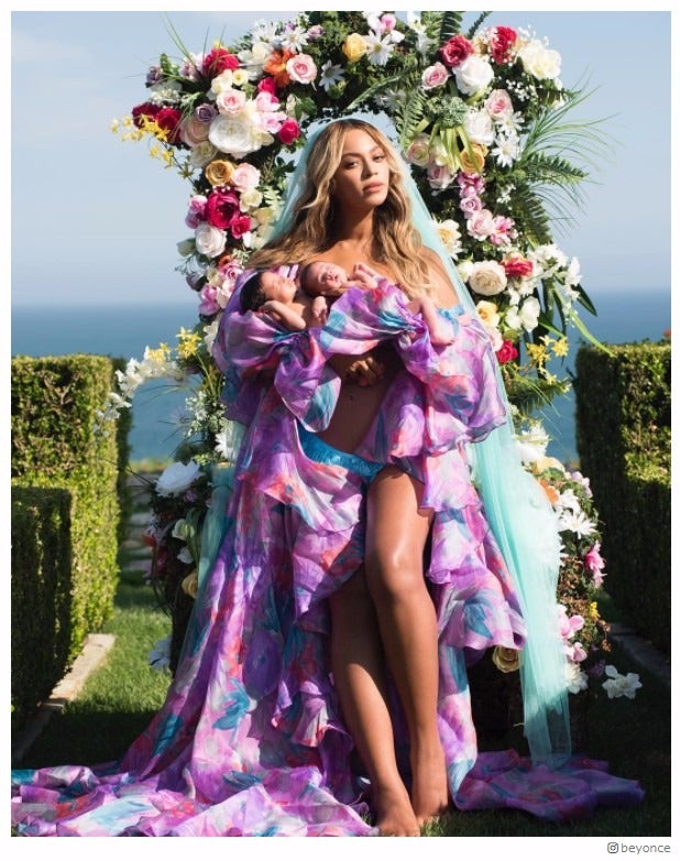 双子出産のビヨンセ、3ショット初公開　誕生1ヶ月記念を報告