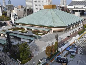 「取組に集中できん・・・」夏場所観戦の元人気芸人の姿に騒然「行司さんの後ろに」東花道横にも人気芸人「親方ばりの表情で」