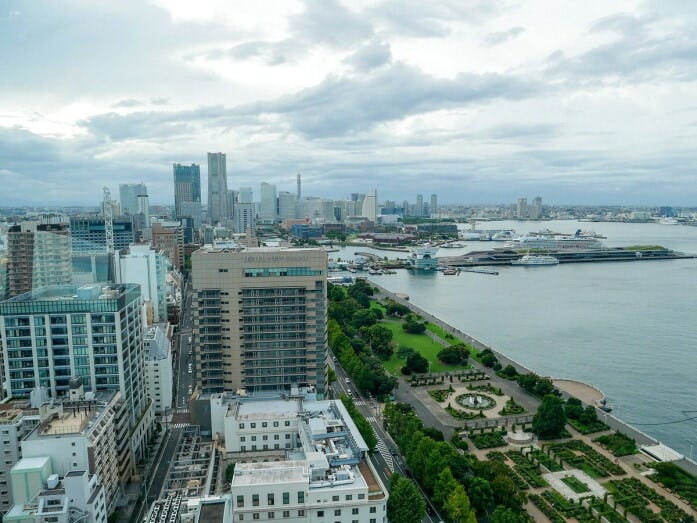 横浜の「街」との近さが横浜マリンタワーの魅力。みなとみらい21地区をのぞむ（2022年9月1日撮影）