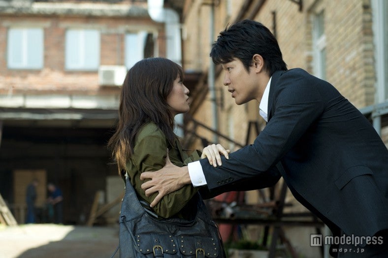 （左から）前田敦子、鈴木亮平／映画「Seventh Code」より