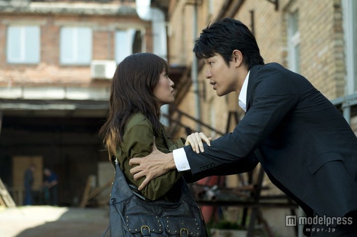 (左から)前田敦子、鈴木亮平/映画「Seventh Code」より