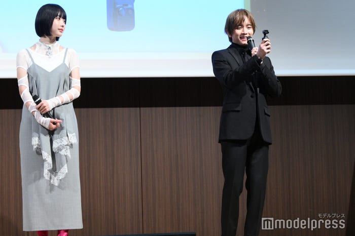 あの、最新カメラを試し報道陣を撮影する板垣李光人(C)モデルプレス