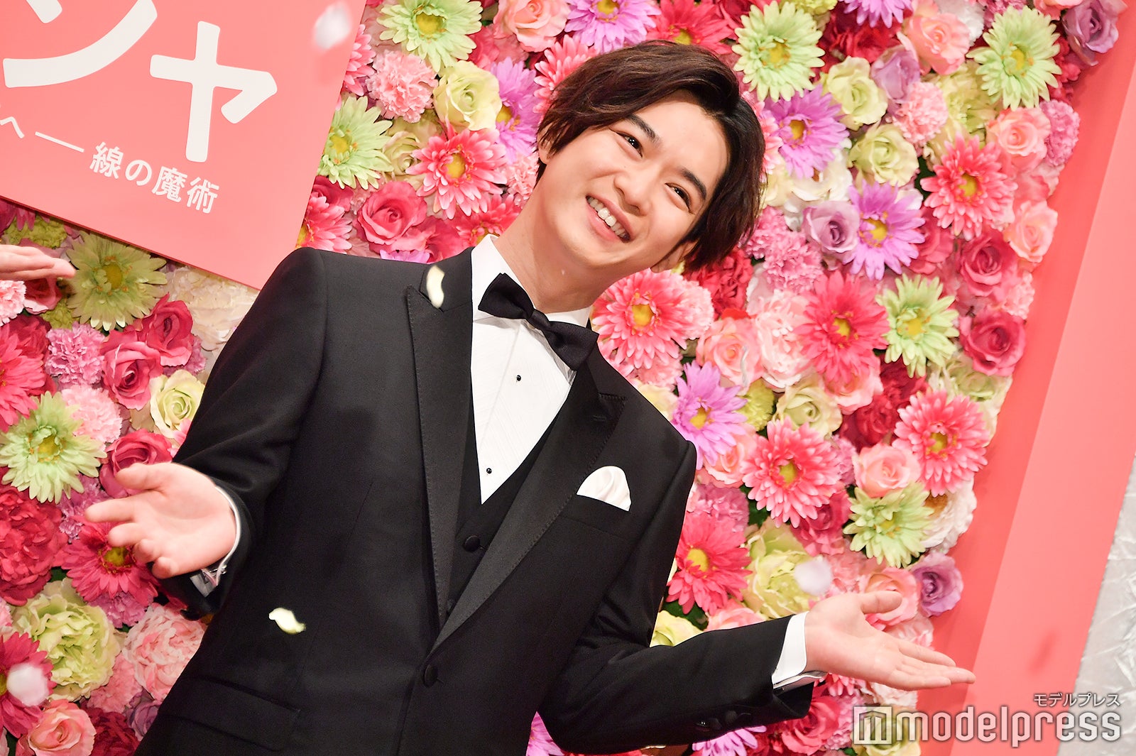 頭に花びらがのっていると言われ振り払う千葉雄大 （C）モデルプレス