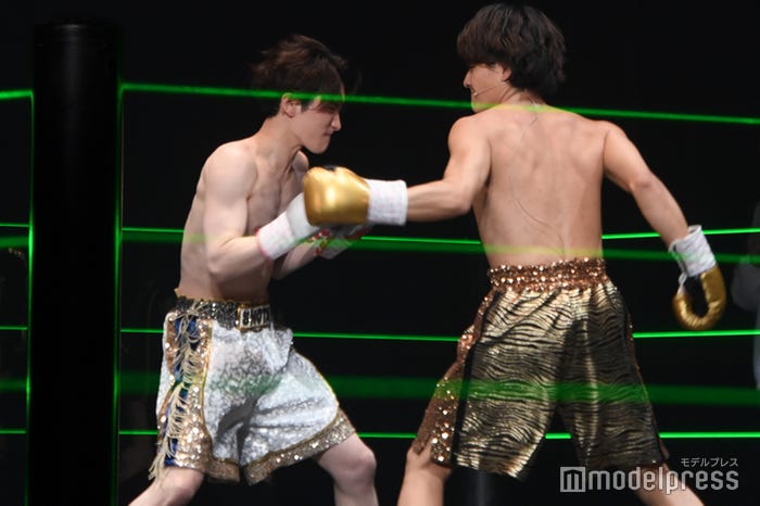 激しく闘い合う渡辺翔太、森本慎太郎/ゲネプロより(C)モデルプレス