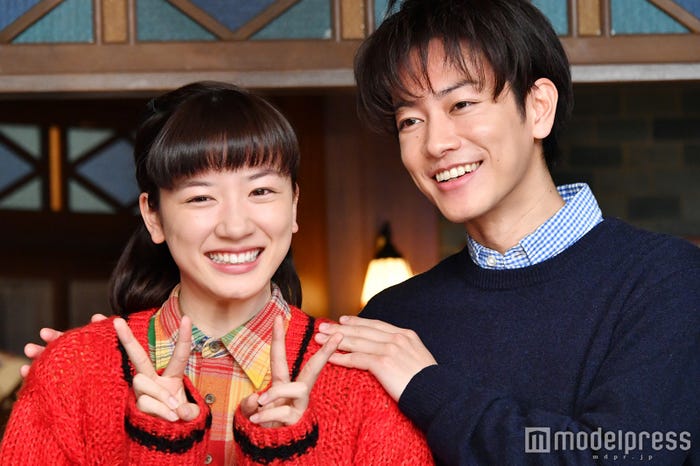 永野芽郁、佐藤健(C)モデルプレス