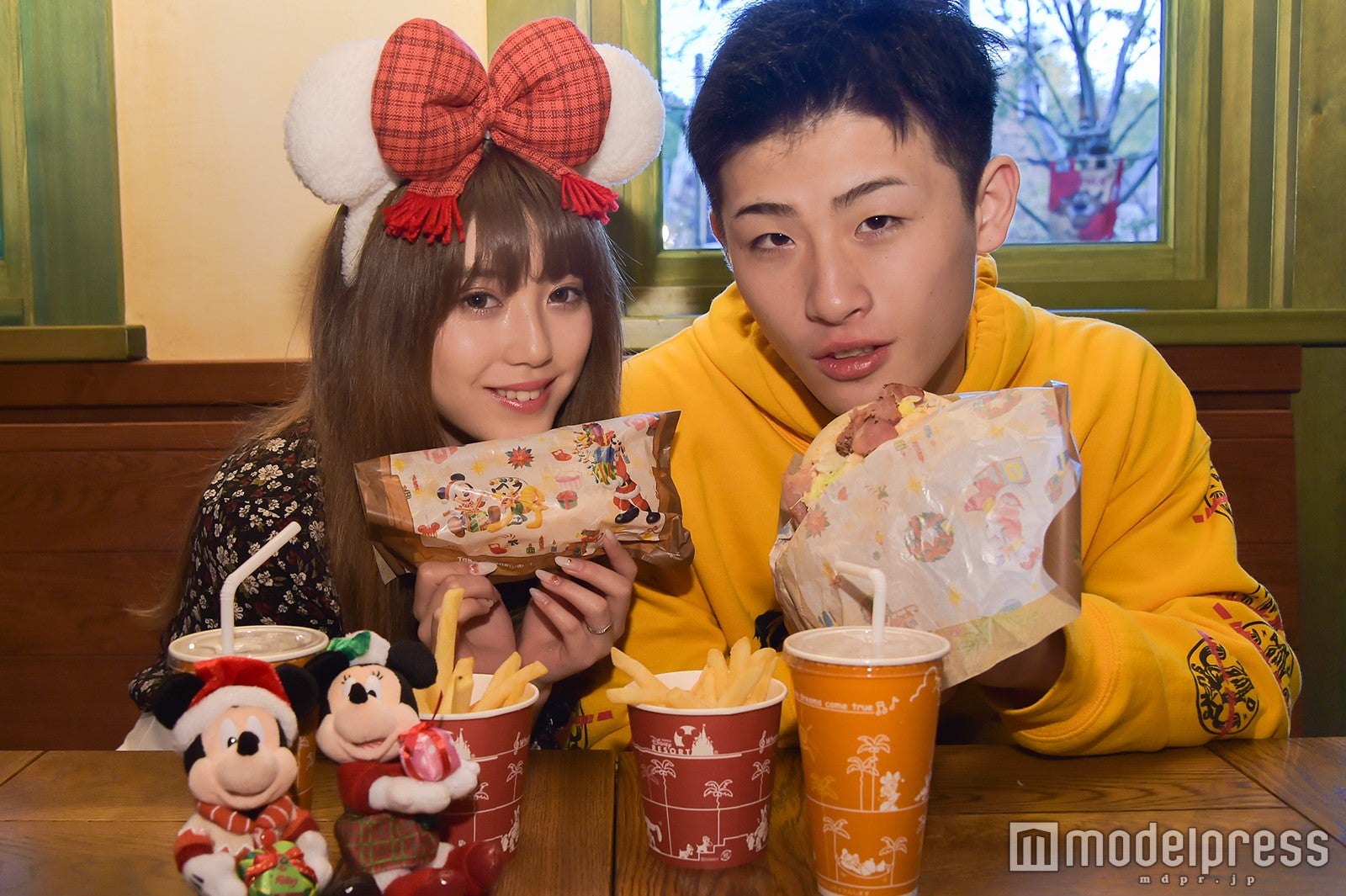 「キャンプ・ウッドチャック・キッチン」のスペシャルセット※ぬいぐるみバッチは別売り／モデル：ちゃんえな（中野恵那）＆平本蓮（C）モデルプレス（C）Disney