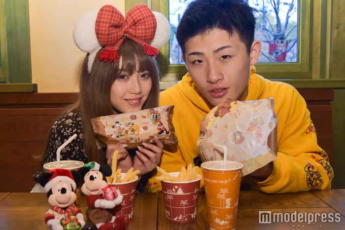 「キャンプ・ウッドチャック・キッチン」のスペシャルセット※ぬいぐるみバッチは別売り/モデル:ちゃんえな(中野恵那)&平本蓮(C)モデルプレス(C)Disney