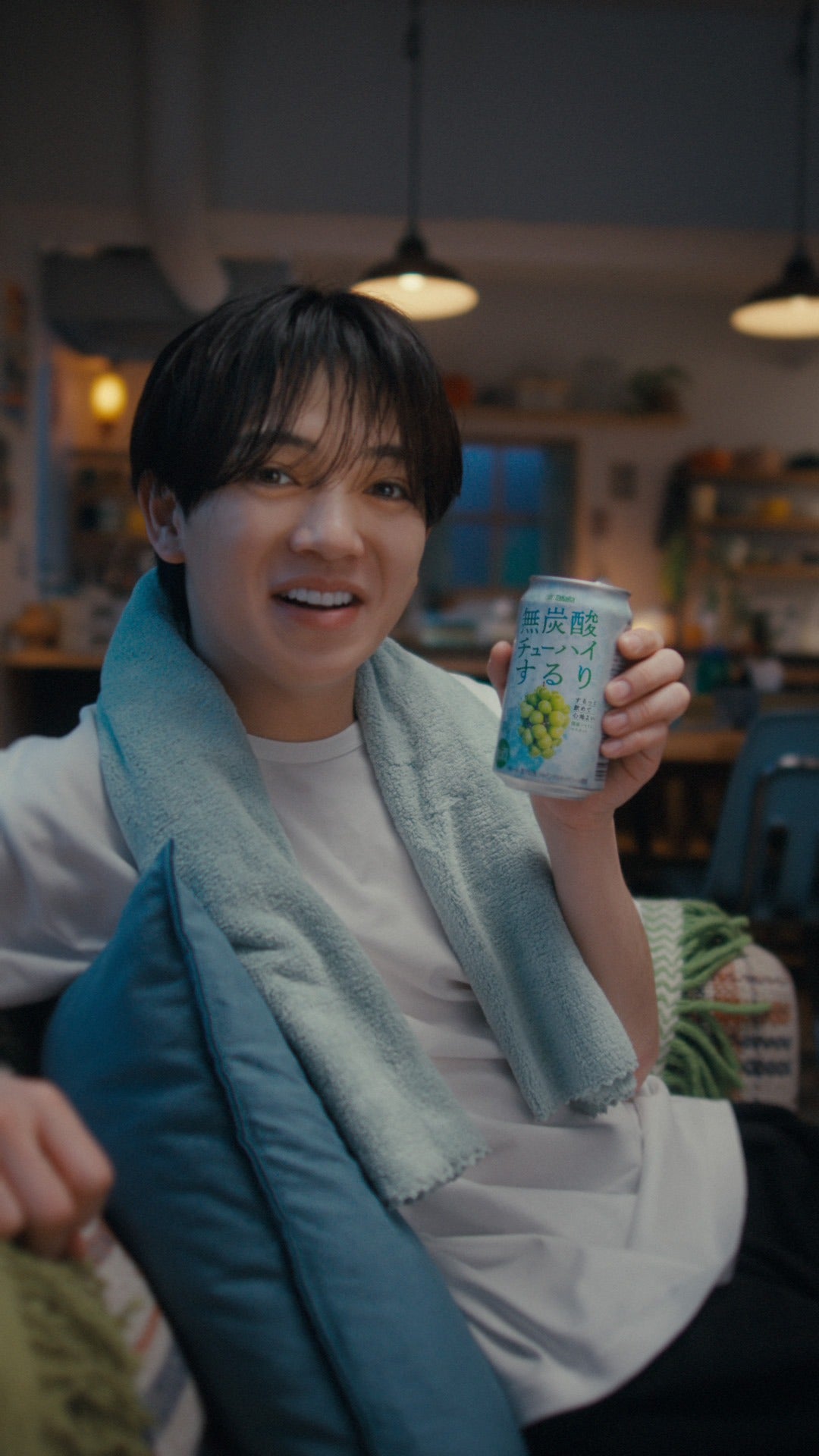 Travis Japan宮近海斗、初の単独CM出演 ほろ酔い笑顔で“彼氏感”たっぷり