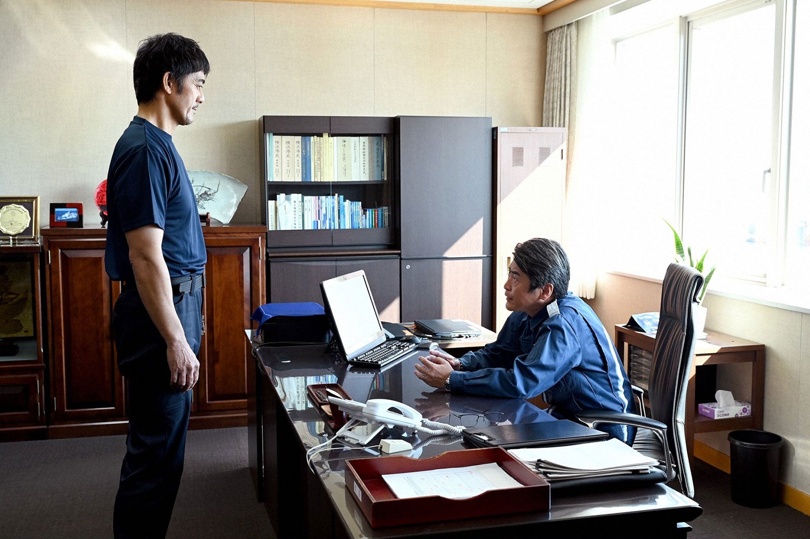 阿部寛、佃典彦／「DCU」第1話より（C）TBS 