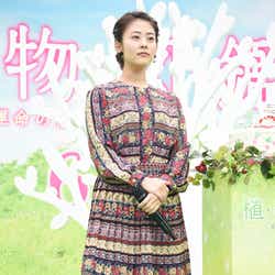 モデルプレス - 高畑充希、総柄ワンピד編み込みヘア”がレトロ可愛い!<ファッションチェック>