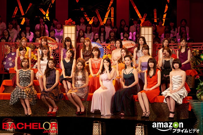 ライバル女性たちが見守る中、公開プロポーズ(C)2016 Warner Bros. International Television Production Limited. Allrights reserved.(C)YD Creation All rights reserved.