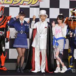 （左から）仮面ライダードライブ、内田理央、綾部祐二、志田友美、仮面ライダー鎧武