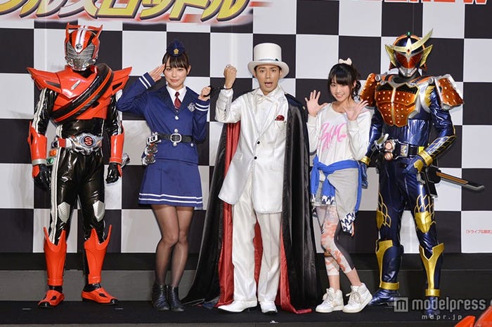 (左から)仮面ライダードライブ、内田理央、綾部祐二、志田友美、仮面ライダー鎧武