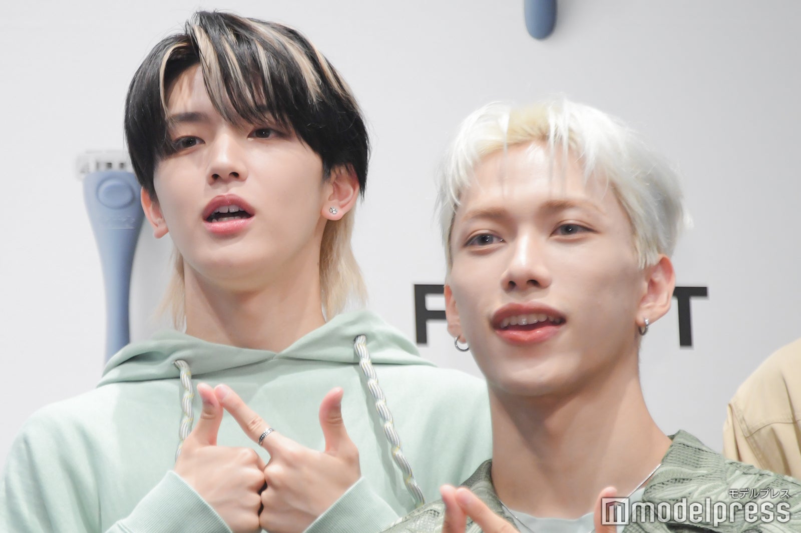 カメラマンからの声掛けに応える高塚大夢、池崎理人（C）モデルプレス