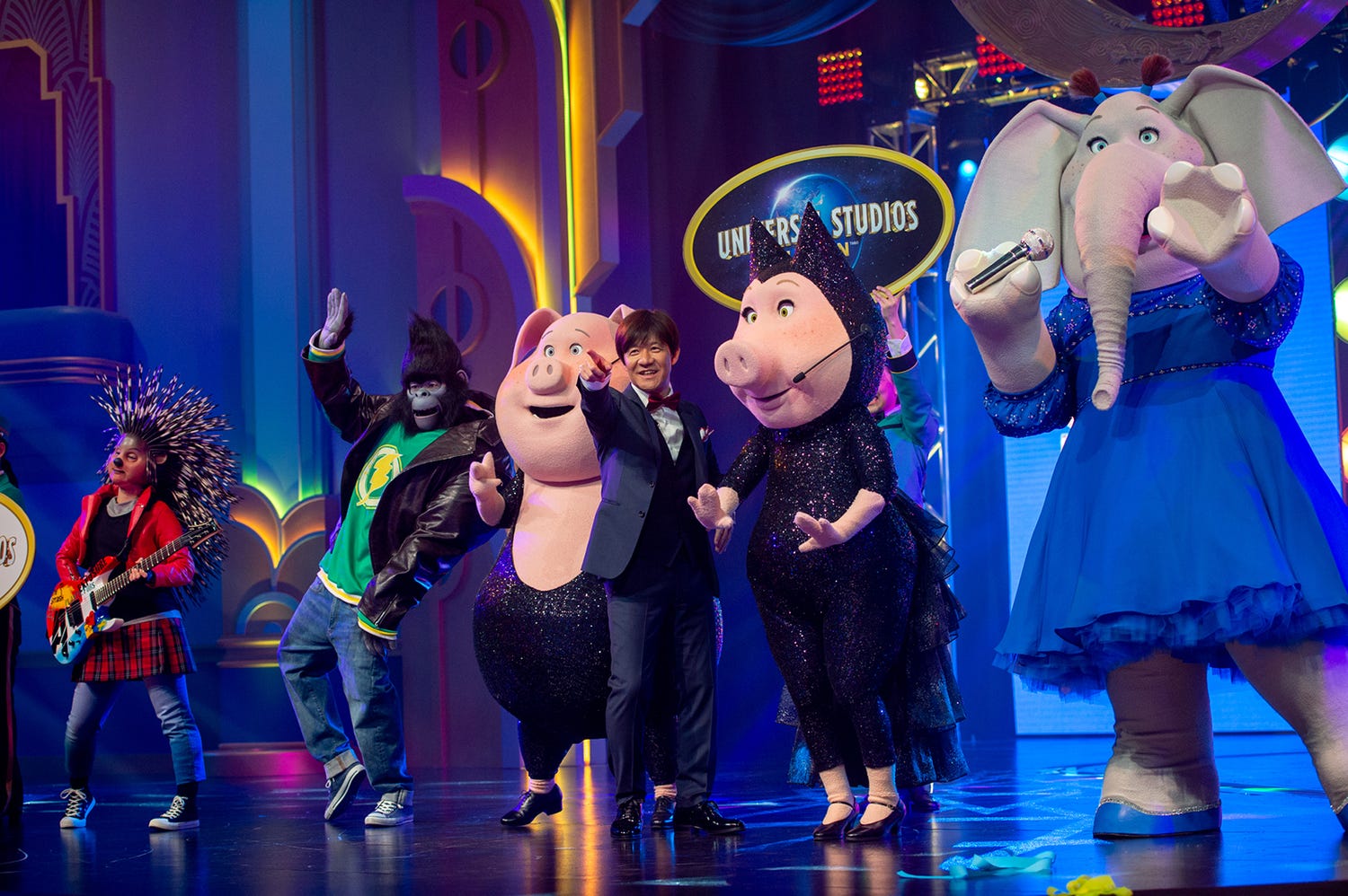 USJ『SING ON TOUR』開幕 “支配人”内村光良、熱狂のショー空間にサプライズ登場