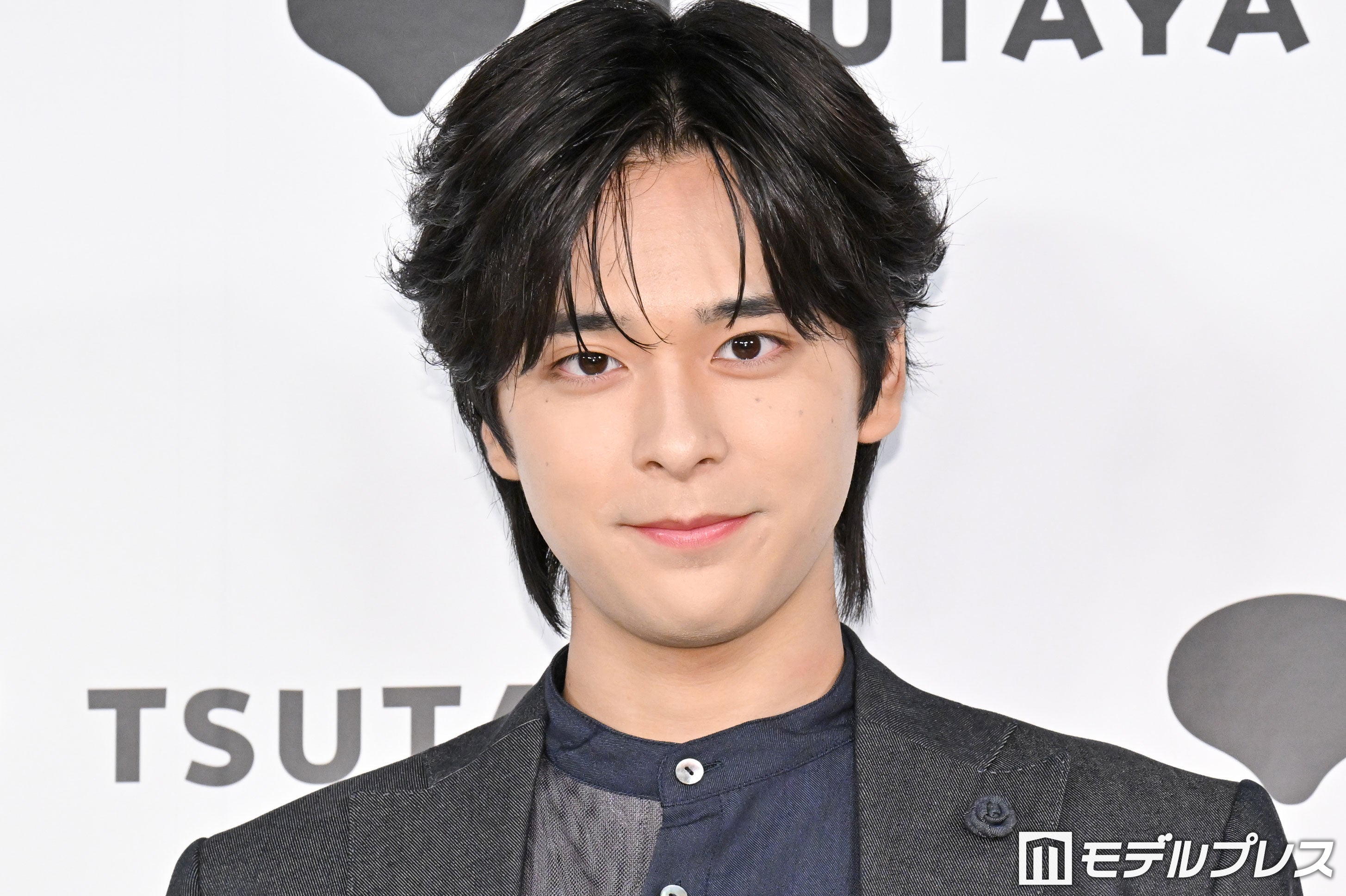 2.5次元「刀剣乱舞」で話題の大友至恩、憧れの俳優明かす「何、この表情変化？ってなって」【大友至恩1st写真集 FOCUS】