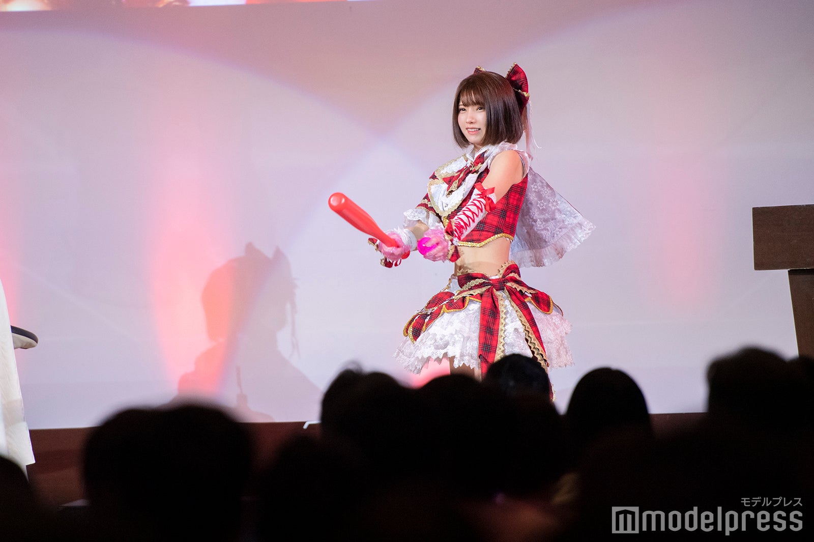 客席に向けてサインボールを打ち込むえなこ（C）モデルプレス