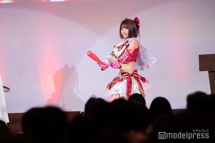 客席に向けてサインボールを打ち込むえなこ(C)モデルプレス