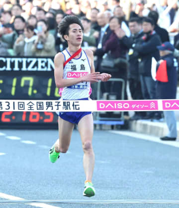 福島は7大会Vならず 東北対決でアンカー・山口智規が激走 30秒差→10秒差まで縮めるも届かず ゴール直後に謝罪ポーズ【都道府県駅伝】