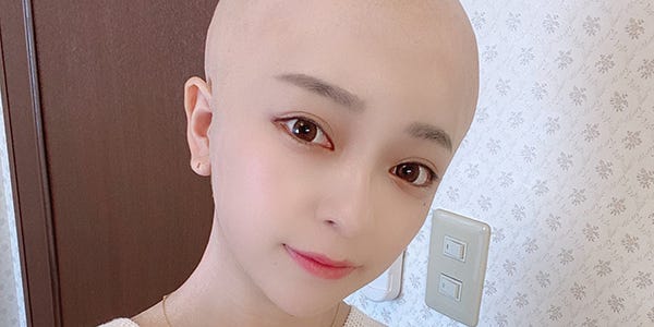 ヘラヘラ三銃士さおりん 坊主姿の 衝撃 ショットに びっくり の声殺到 モデルプレス ヘラヘラ三銃士さおりん 坊主姿の 衝撃 ショットに びっくり の声殺到 モデルプレス